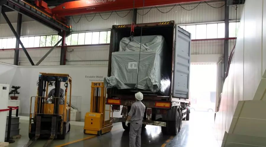 “熱火朝天迎下線，風雨無阻忙發(fā)運”—西尼機電 · 斯圖加特重載自動人行道下線、發(fā)運儀式隆重舉行！